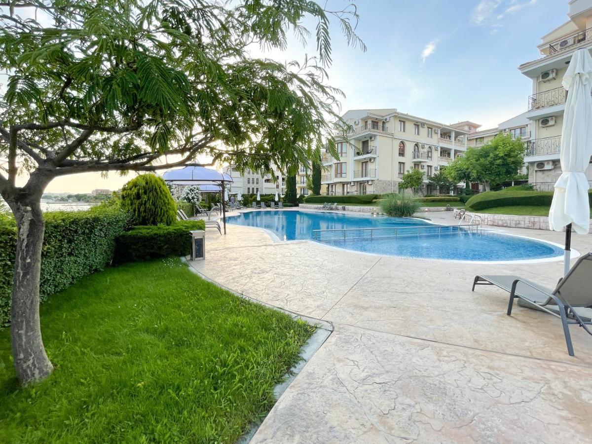 Royal Bay Apartments With Self Check-In Sveti Vlas Exteriör bild